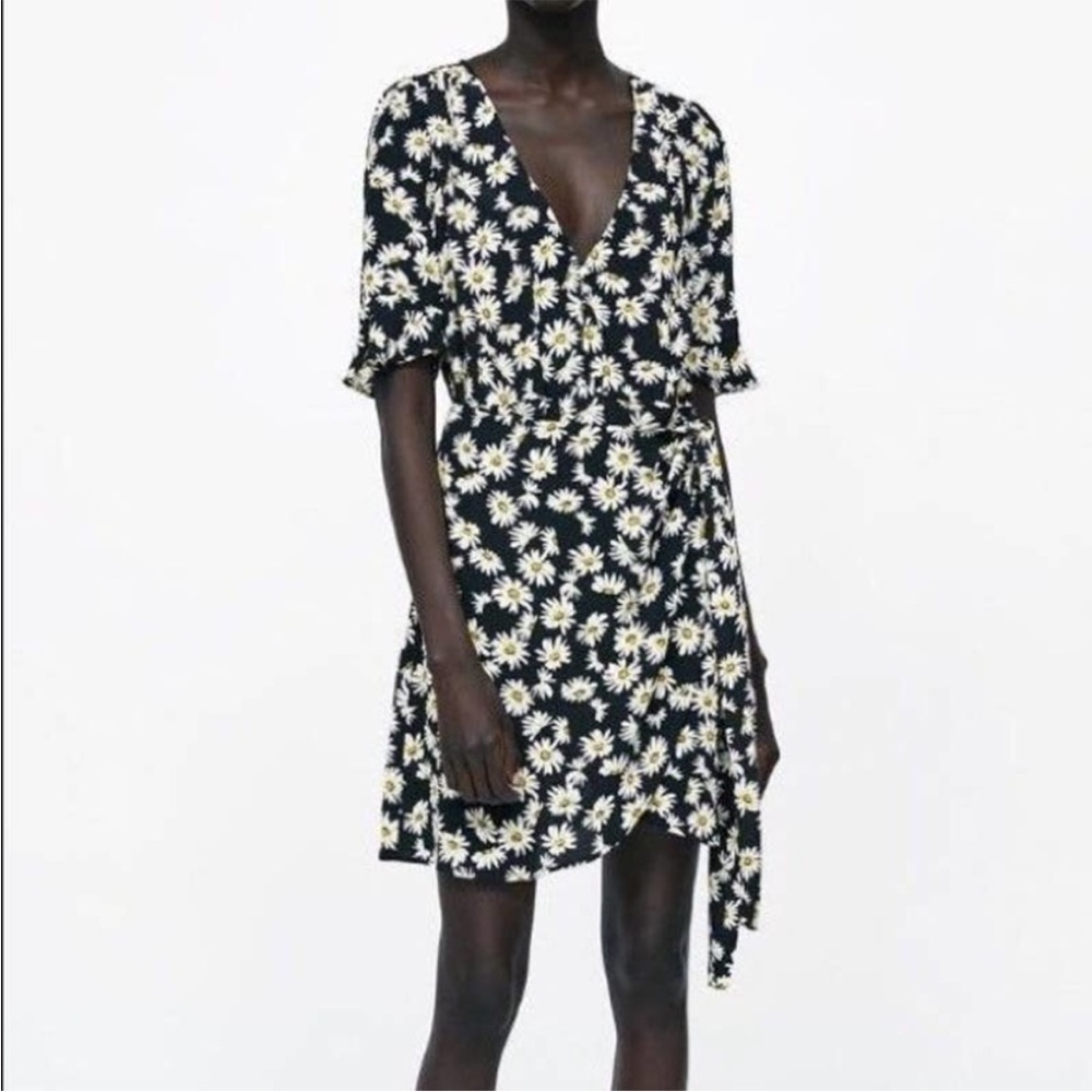 Zara Daisy Faux Wrap Dress Button Front deep V Neck Floral Size M - Picture 1 of 9